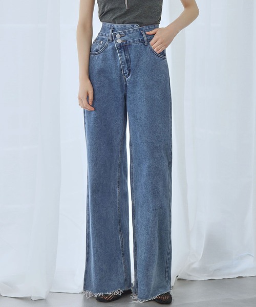 Ampirula(アンピルーラ)の「フロントアシンメトリーハイウエストワイドデニムパンツ(デニムパンツ・レディース・ブラック/ブルー・FREE)」の1枚目の写真
