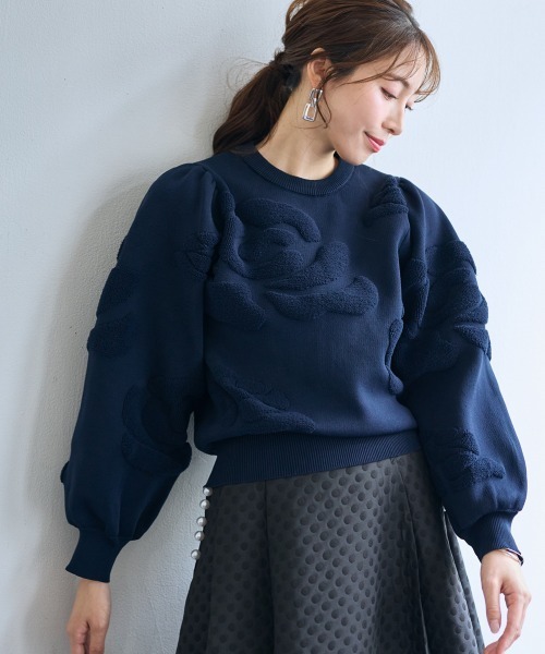 SMILE LAND（スマイルランド）の「バラモチーフ袖ボリュームニット＜大きいサイズ有＞【OtonaSMILE】（ニット/セーター・レディース・アイボリー/ネイビー・3L/4L/5L/M/L/LL）」の2枚目の写真