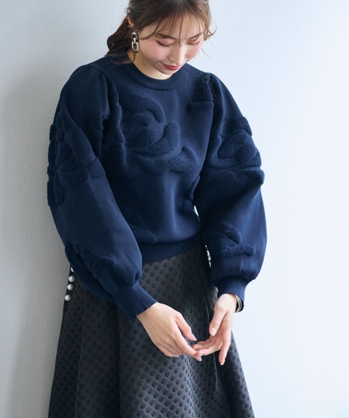 SMILE LAND（スマイルランド）の「バラモチーフ袖ボリュームニット＜大きいサイズ有＞【OtonaSMILE】（ニット/セーター・レディース・アイボリー/ネイビー・3L/4L/5L/M/L/LL）」の6枚目の写真