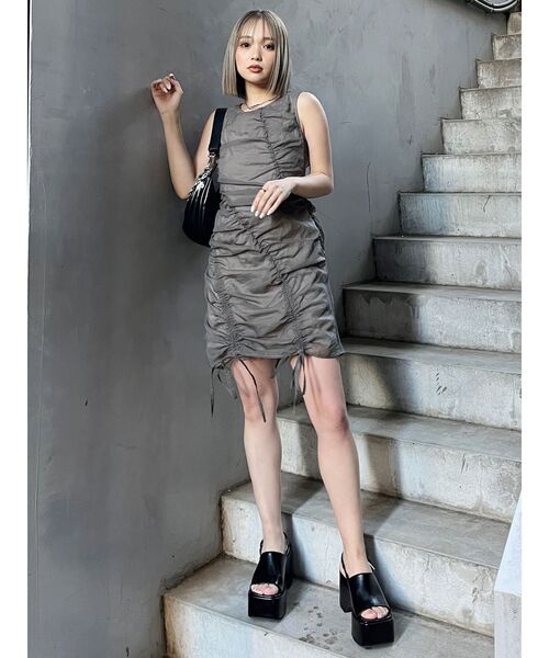 MURUA(ムルーア)の「シャーリングミニワンピース(ワンピース・レディース・ブラック/グレー・FREE)」の11枚目の写真