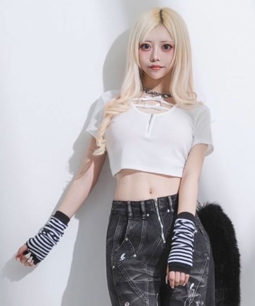 Diable baiser(ディアブルベーゼ)の「リボン付ビジュージップ半袖クロップド丈半袖カットソー【大きいサイズ有】(Tシャツ/カットソー・レディース・ホワイト/ブラック/ブラック×ホワイト/グリーン・SMALL/3L/LL/LARGE/MEDIUM)」の1枚目の写真
