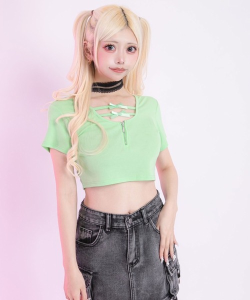 Diable baiser(ディアブルベーゼ)の「リボン付ビジュージップ半袖クロップド丈半袖カットソー【大きいサイズ有】(Tシャツ/カットソー・レディース・ホワイト/ブラック/ブラック×ホワイト/グリーン・SMALL/3L/LL/LARGE/MEDIUM)」の4枚目の写真
