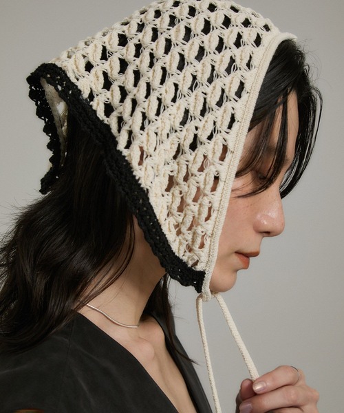 SALON adam et rope'(サロン アダム エ ロペ)の「クロシェバブーシュカ/スカーフ(バンダナ/スカーフ・レディース・ブラック/オフホワイト・FREE)」の6枚目の写真