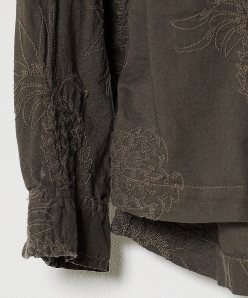 REMI RELIEF（レミレリーフ）の「REMI RELIEF/レミレリーフ アロハ総柄刺繍SHIRT(パイナップル) シャツ（シャツ/ブラウス・メンズ・チャコールグレー/オフホワイト・M/L/XL）」の5枚目の写真