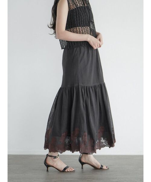 FIKA.(フィーカ)の「Flower embroidery mesh skirt(スカート・レディース・ブラック/オフホワイト・MEDIUM)」の5枚目の写真
