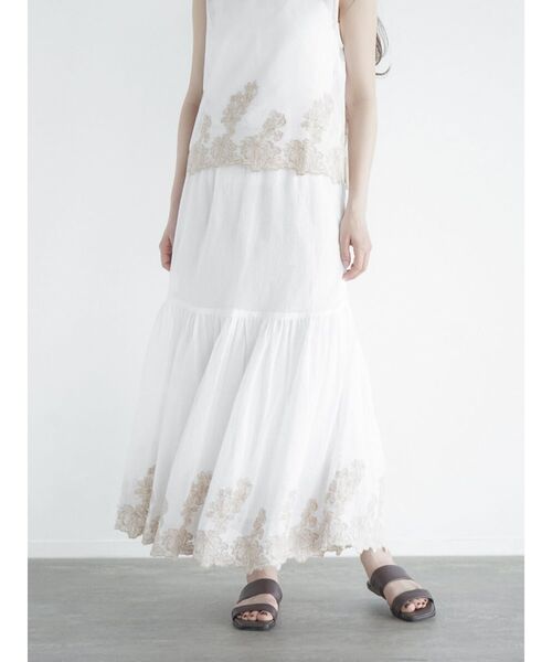 FIKA.(フィーカ)の「Flower embroidery mesh skirt(スカート・レディース・ブラック/オフホワイト・MEDIUM)」の1枚目の写真