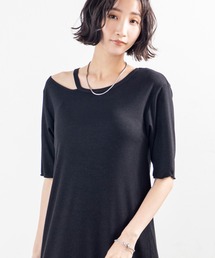 さりげない肌見せとラメ感で気分上向く、アシメネック仕様のすっきり美シルエットワンピース