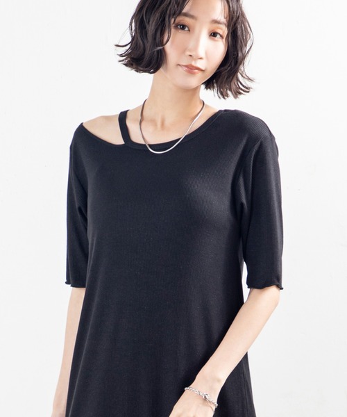 MILLION CARATS(ミリオンカラッツ)の「さりげない肌見せとラメ感で気分上向く、アシメネック仕様のすっきり美シルエットワンピース(ワンピース・レディース・ブラック/グレー・FREE)」の2枚目の写真