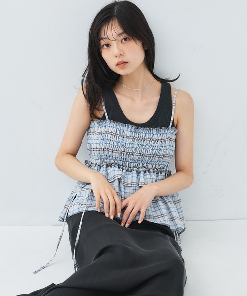 PUBLIC TOKYO(パブリックトウキョウ)の「シャーリングチェックトップス(その他トップス・レディース・ライトグレー/ネイビー・1/2)」の2枚目の写真