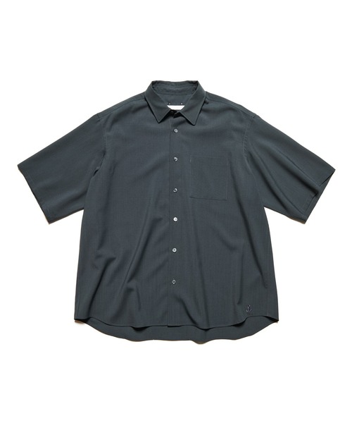 SOPHNET.(ソフネット)の「HIGH-TWIST POPLIN RELAX-FIT S/S SHIRT(シャツ/ブラウス・メンズ・チャコールグレー/ホワイト/ブラック/ライトグリーン・1/2/4/3/5)」の1枚目の写真