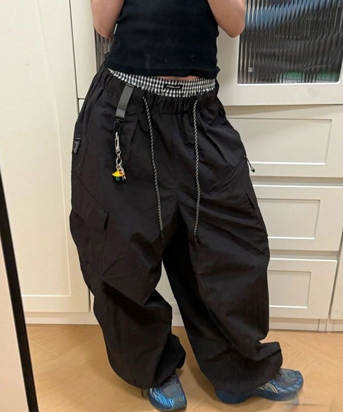 MEMECLE(メメクル)の「【 MEMECLE / メメクル 】ワイドシルエットカーゴパンツ(カーゴパンツ・レディース・ブラック/グレー・FREE)」の11枚目の写真