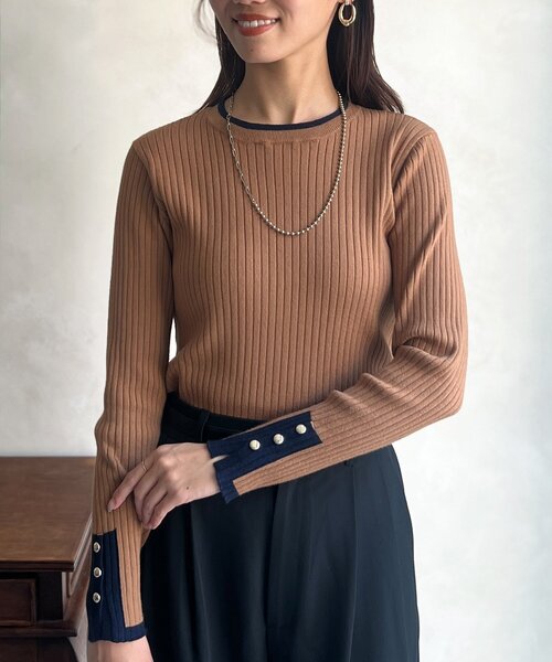 Chez toi(シェトワ)の「袖口ボタンバイカラープルオーバー(ニット/セーター・レディース・アイボリー/ブラック/キャメル/ブルー・FREE)」の4枚目の写真