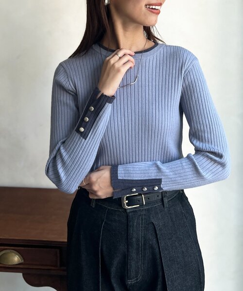 Chez toi(シェトワ)の「袖口ボタンバイカラープルオーバー(ニット/セーター・レディース・アイボリー/ブラック/キャメル/ブルー・FREE)」の3枚目の写真