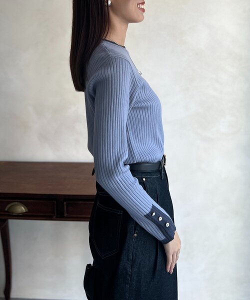 Chez toi(シェトワ)の「袖口ボタンバイカラープルオーバー(ニット/セーター・レディース・アイボリー/ブラック/キャメル/ブルー・FREE)」の11枚目の写真