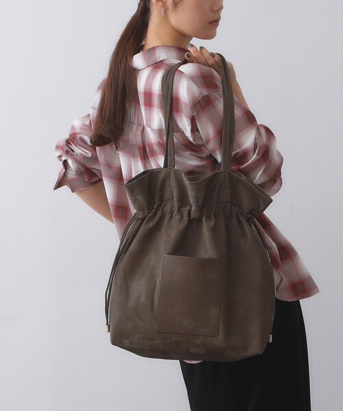 OPAQUE.CLIP（オペークドットクリップ）の「【A4サイズ対応】ソフト合皮巾着ドローストリングトートバッグ（トートバッグ・レディース・ベージュ系その他3/ブラウン系その他2/ブラック/ダークブラウン・00）」の3枚目の写真