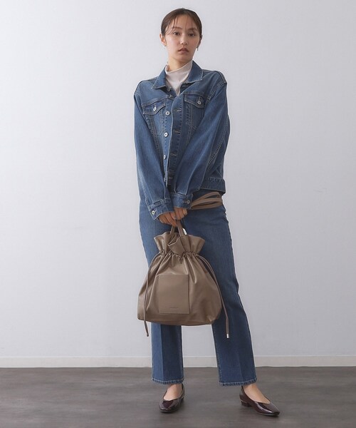 OPAQUE.CLIP（オペークドットクリップ）の「【A4サイズ対応】ソフト合皮巾着ドローストリングトートバッグ（トートバッグ・レディース・ベージュ系その他3/ブラウン系その他2/ブラック/ダークブラウン・00）」の5枚目の写真