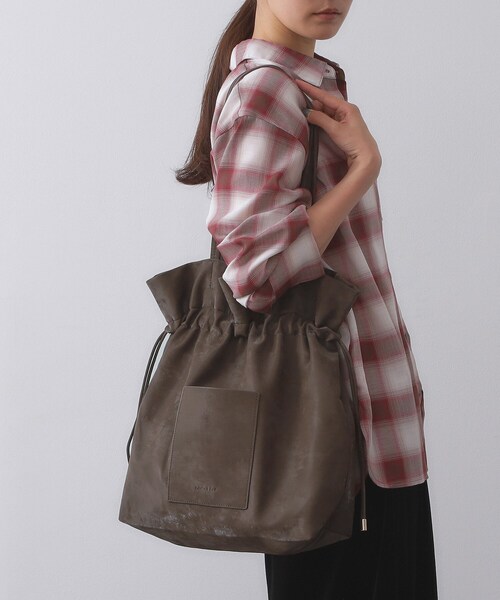 OPAQUE.CLIP（オペークドットクリップ）の「【A4サイズ対応】ソフト合皮巾着ドローストリングトートバッグ（トートバッグ・レディース・ベージュ系その他3/ブラウン系その他2/ブラック/ダークブラウン・00）」の6枚目の写真