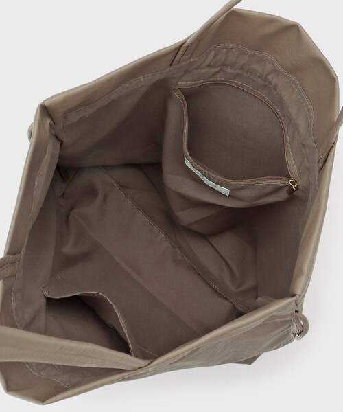 OPAQUE.CLIP（オペークドットクリップ）の「【A4サイズ対応】ソフト合皮巾着ドローストリングトートバッグ（トートバッグ・レディース・ベージュ系その他3/ブラウン系その他2/ブラック/ダークブラウン・00）」の20枚目の写真