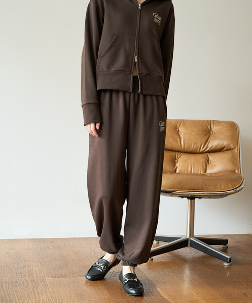 FREAK'S STORE（フリークスストア）の「限定展開　ロゴ 刺繍 裏毛スウェット ジョガーパンツ(セットアップ対応)（スウェットパンツ・レディース・ナチュラル/グレー/ブラック/ダークブラウン・ﾌﾘ-）」の5枚目の写真