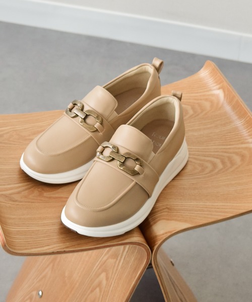 Round About(Bridget Birkin)(ラウンド アバウト)の「【Round About】メタル飾りローファースニーカー(455002)(スニーカー・レディース・ベージュ/ブラック・23.5/23/24)」の1枚目の写真