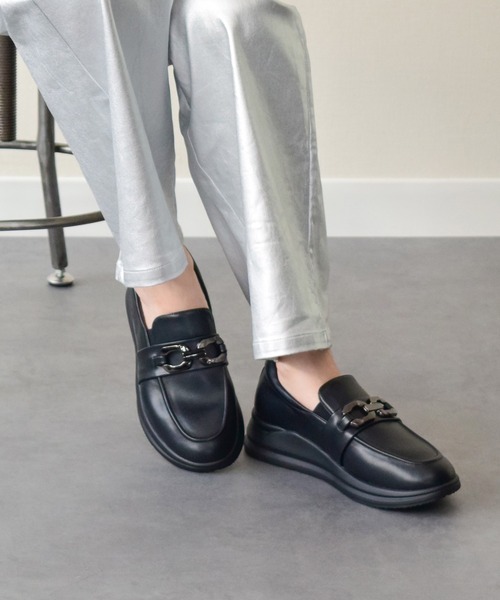 Round About(Bridget Birkin)(ラウンド アバウト)の「【Round About】メタル飾りローファースニーカー(455002)(スニーカー・レディース・ベージュ/ブラック・23.5/23/24)」の4枚目の写真
