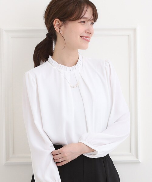 SHOO・LA・RUE（シューラルー）の「【洗濯機可/裏地つき】プチフリルで上品に クルーネックブラウス（シャツ/ブラウス・レディース・オフホワイト/ブラック/ライトベージュ・05/04/03/02/01）」の2枚目の写真