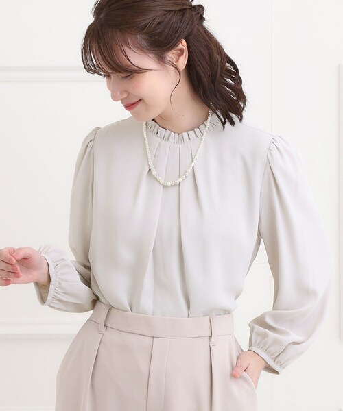 SHOO・LA・RUE（シューラルー）の「【洗濯機可/裏地つき】プチフリルで上品に クルーネックブラウス（シャツ/ブラウス・レディース・オフホワイト/ブラック/ライトベージュ・05/04/03/02/01）」の3枚目の写真
