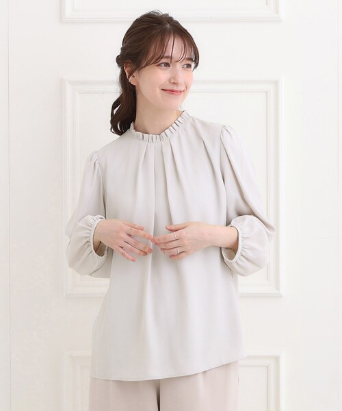 SHOO・LA・RUE（シューラルー）の「【洗濯機可/裏地つき】プチフリルで上品に クルーネックブラウス（シャツ/ブラウス・レディース・オフホワイト/ブラック/ライトベージュ・05/04/03/02/01）」の4枚目の写真