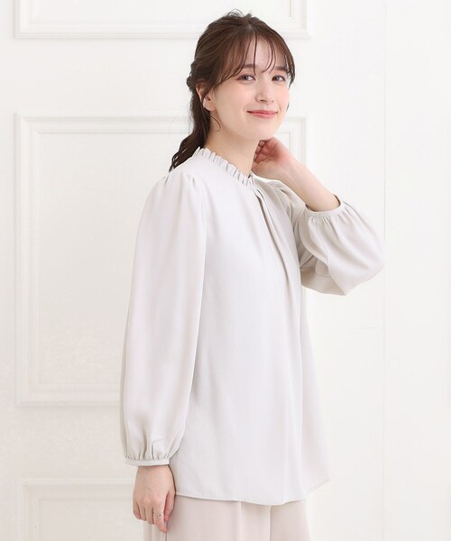 SHOO・LA・RUE（シューラルー）の「【洗濯機可/裏地つき】プチフリルで上品に クルーネックブラウス（シャツ/ブラウス・レディース・オフホワイト/ブラック/ライトベージュ・05/04/03/02/01）」の5枚目の写真