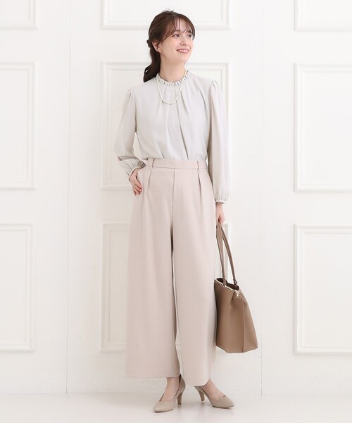 SHOO・LA・RUE（シューラルー）の「【洗濯機可/裏地つき】プチフリルで上品に クルーネックブラウス（シャツ/ブラウス・レディース・オフホワイト/ブラック/ライトベージュ・05/04/03/02/01）」の6枚目の写真