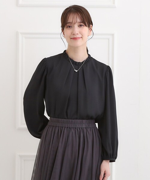 SHOO・LA・RUE（シューラルー）の「【洗濯機可/裏地つき】プチフリルで上品に クルーネックブラウス（シャツ/ブラウス・レディース・オフホワイト/ブラック/ライトベージュ・05/04/03/02/01）」の8枚目の写真