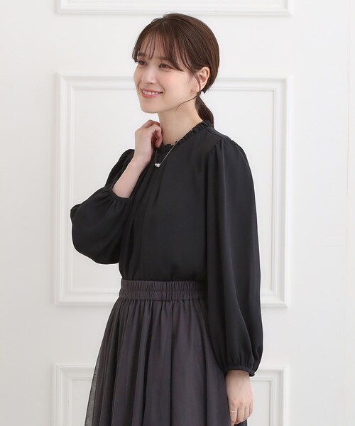 SHOO・LA・RUE（シューラルー）の「【洗濯機可/裏地つき】プチフリルで上品に クルーネックブラウス（シャツ/ブラウス・レディース・オフホワイト/ブラック/ライトベージュ・05/04/03/02/01）」の9枚目の写真