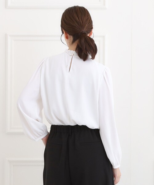 SHOO・LA・RUE（シューラルー）の「【洗濯機可/裏地つき】プチフリルで上品に クルーネックブラウス（シャツ/ブラウス・レディース・オフホワイト/ブラック/ライトベージュ・05/04/03/02/01）」の13枚目の写真
