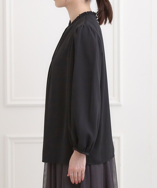 SHOO・LA・RUE（シューラルー）の「【洗濯機可/裏地つき】プチフリルで上品に クルーネックブラウス（シャツ/ブラウス・レディース・オフホワイト/ブラック/ライトベージュ・05/04/03/02/01）」の17枚目の写真