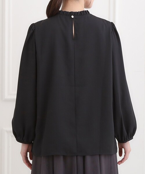 SHOO・LA・RUE（シューラルー）の「【洗濯機可/裏地つき】プチフリルで上品に クルーネックブラウス（シャツ/ブラウス・レディース・オフホワイト/ブラック/ライトベージュ・05/04/03/02/01）」の18枚目の写真