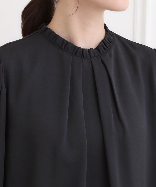 SHOO・LA・RUE（シューラルー）の「【洗濯機可/裏地つき】プチフリルで上品に クルーネックブラウス（シャツ/ブラウス・レディース・オフホワイト/ブラック/ライトベージュ・05/04/03/02/01）」の19枚目の写真