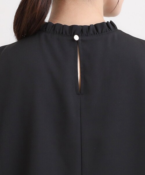 SHOO・LA・RUE（シューラルー）の「【洗濯機可/裏地つき】プチフリルで上品に クルーネックブラウス（シャツ/ブラウス・レディース・オフホワイト/ブラック/ライトベージュ・05/04/03/02/01）」の20枚目の写真