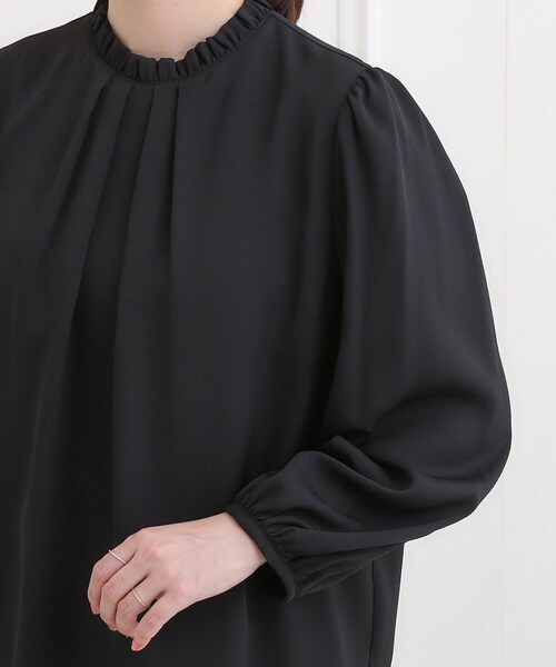 SHOO・LA・RUE（シューラルー）の「【洗濯機可/裏地つき】プチフリルで上品に クルーネックブラウス（シャツ/ブラウス・レディース・オフホワイト/ブラック/ライトベージュ・05/04/03/02/01）」の21枚目の写真