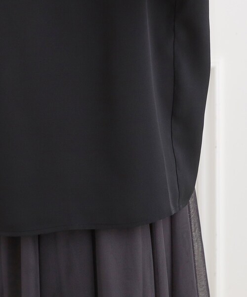 SHOO・LA・RUE（シューラルー）の「【洗濯機可/裏地つき】プチフリルで上品に クルーネックブラウス（シャツ/ブラウス・レディース・オフホワイト/ブラック/ライトベージュ・05/04/03/02/01）」の22枚目の写真