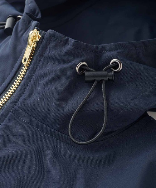 IEDIT(イディット)の「IEDIT すそフォルムとすっきりシルエットがサマ見えする 撥水加工素材のマウンテンパーカー〈ダークネイビー〉(マウンテンパーカー・レディース・ネイビー・L/M/3L/LL/4L/S)」の3枚目の写真