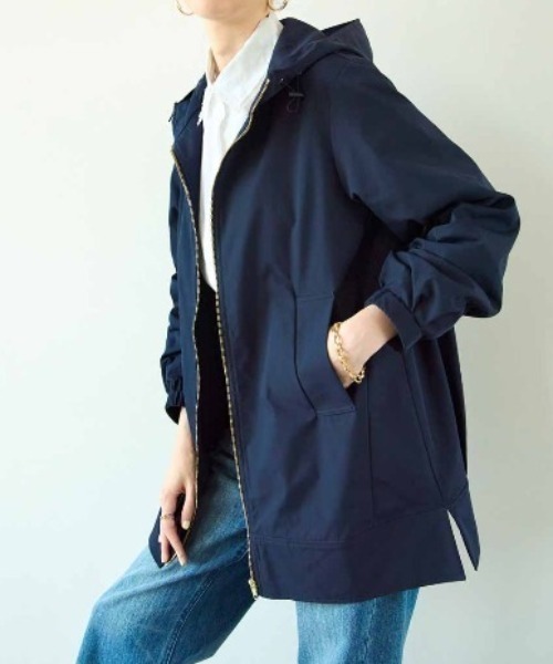 IEDIT(イディット)の「IEDIT すそフォルムとすっきりシルエットがサマ見えする 撥水加工素材のマウンテンパーカー〈ダークネイビー〉(マウンテンパーカー・レディース・ネイビー・L/M/3L/LL/4L/S)」の5枚目の写真