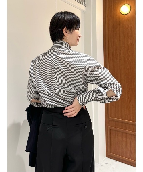 ESTNATION(エストネーション)の「ESSENCEOFLUXURY / ストライプハイネックブラウス(シャツ/ブラウス・レディース・ダークグレー・36/38)」の10枚目の写真