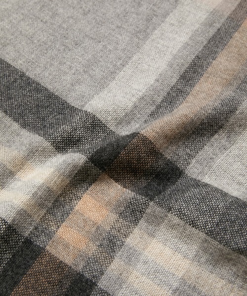 KATHARINE HAMNETT LONDON （キャサリンハムネットロンドン）の「KATHARINE HAMNETT LONDON/キャサリンハムネットロンドン カシミヤ100% チェックマフラー（マフラー・メンズ・ライトグレー/ベージュ/ネイビー・FREE）」の7枚目の写真