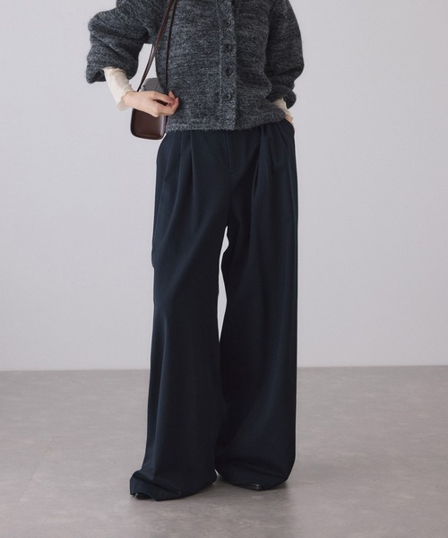 ADAM ET ROPE'(アダムエロペ)の「3タックワイドチノパンツ(チノパンツ・レディース・ベージュ/ネイビー・36/38)」の2枚目の写真