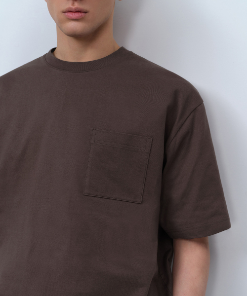 MUSINSA STANDARD（ムシンサスタンダード）の「ヘビーウェイトリラックスクルーネックポケットTシャツ[ダークブラウン]（Tシャツ/カットソー・メンズ・その他・SMALL/MEDIUM/LARGE/X-LARGE）」の4枚目の写真