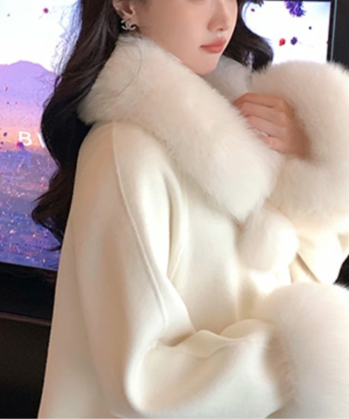 LUCPY(ラクピー)の「エコファー Aラインショートコート(その他アウター・レディース・ホワイト・SMALL/MEDIUM/LARGE)」の5枚目の写真