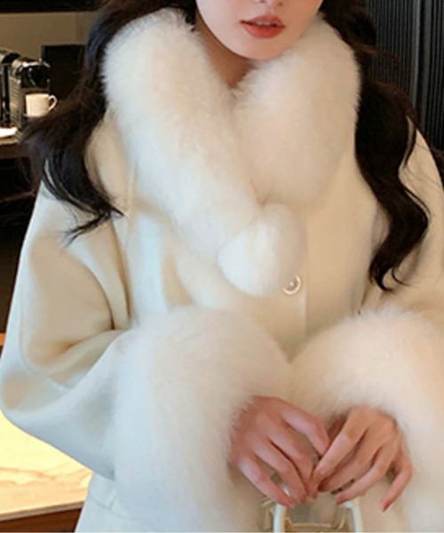 LUCPY(ラクピー)の「エコファー Aラインショートコート(その他アウター・レディース・ホワイト・SMALL/MEDIUM/LARGE)」の6枚目の写真