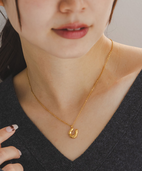 Noble(ノーブル)の「PETIT MOMENTS/プティモーメント Horse Shoe Charm Necklace(ネックレス・レディース・ゴールド・FREE)」の2枚目の写真