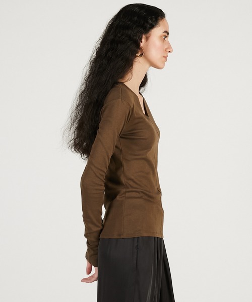 PRANK PROJECT（プランクプロジェクト）の「【2026Spring Pre-Order】ディープVネックトップ / Deep V-Neck Top（Tシャツ/カットソー・レディース・ブラック/ブラウン/レッド・FREE）」の15枚目の写真