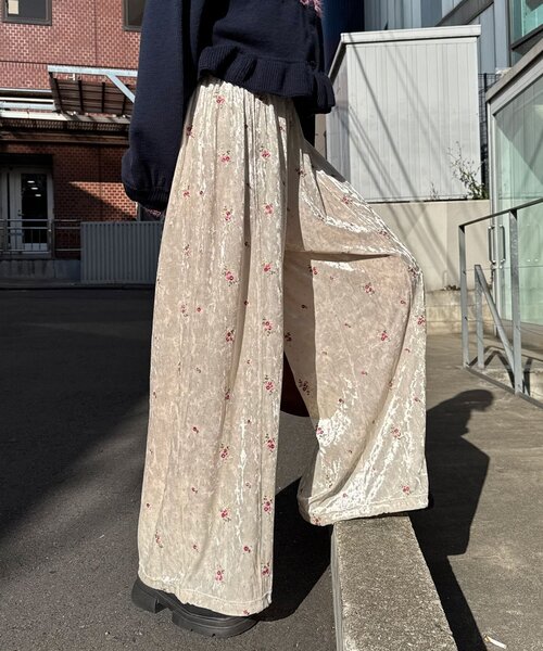 CIAOPANIC（チャオパニック）の「ラインストーンフラワー刺繡ベロアワイドパンツ（その他パンツ・レディース・パープル/ブラック/アイボリー・MEDIUM/SMALL）」の2枚目の写真